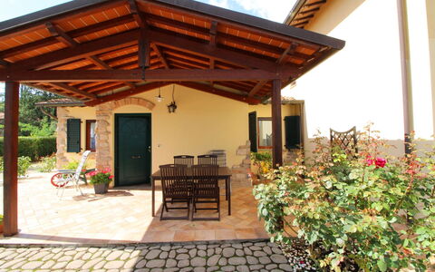 Villino Alba: Plante, Ciel, Fleur, Bâtiment, Ombre, Chalet, Pot De Fleur, Design Intérieur, Loisir, Bois