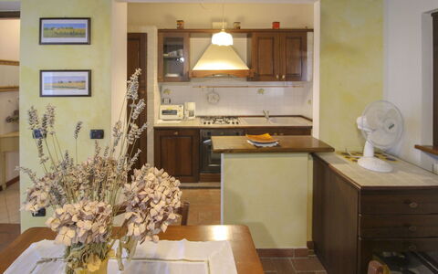 Villino Alba: Meubles, Design Intérieur, Comptoir, Bois, Sol, Cuisine, Appareil De Cuisine, Plafond, Pièce, Éclairage