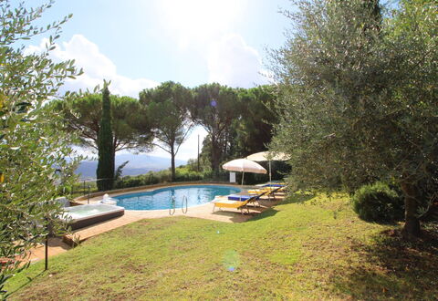 Villino Alba: L'Eau, Plante, Ciel, Nuage, Piscine, Arbre, Ombre, Parapluie, Mobilier De Jardin, Herbe