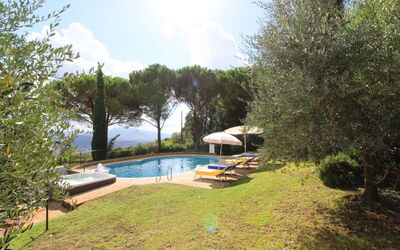 Villino Alba: L'Eau, Plante, Ciel, Nuage, Piscine, Arbre, Ombre, Parapluie, Mobilier De Jardin, Herbe