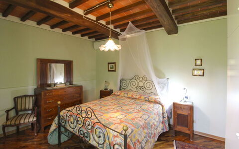 Casale Lorenzo: Meubles, Lit, Design Intérieur, Chambre, Mur, Literie, Drap De Lit, Bois, Plafond, Sol