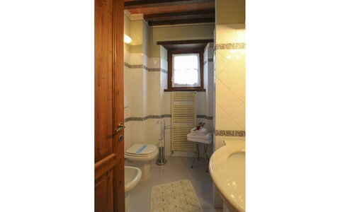 Casale Lorenzo: Sol, Bois, Sol, Design Intérieur, Luminaire Plomberie, Pièce, Plomberie, Plafond, Salle De Bains, Robinet