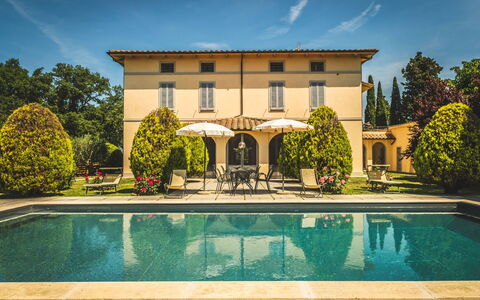Poggio Falcone: L'Eau, Ciel, Plante, Nuage, Propriété, Arbre, Piscine, Zone Résidentielle, Fenêtre, Herbe