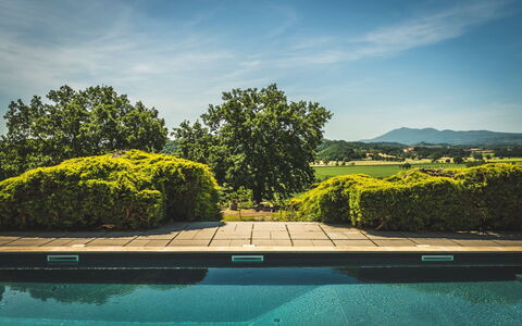 Poggio Falcone: L'Eau, Nuage, Ciel, Plante, Ressources En Eau, Paysage Naturel, Bleu Azur, Rectangle, Piscine, Végétation