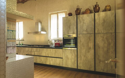 Poggio Falcone: Cabinetry, Comptoir, Propriété, Meubles, Cuisine, Robinet, Fenêtre, Bâtiment, Bois, Design Intérieur
