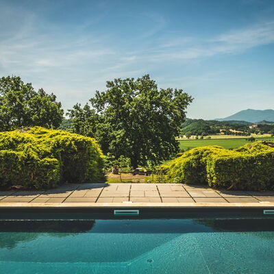 Poggio Falcone: L'Eau, Nuage, Ciel, Plante, Ressources En Eau, Paysage Naturel, Bleu Azur, Rectangle, Piscine, Végétation
