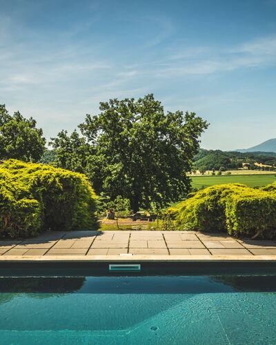 Poggio Falcone: L'Eau, Nuage, Ciel, Plante, Ressources En Eau, Paysage Naturel, Bleu Azur, Rectangle, Piscine, Végétation