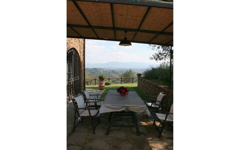 Podere della Crocchia: Ciel, Plante, Bâtiment, Table, Chaise, Porche, Fenêtre, Ombre, Pot De Fleur, Arbre