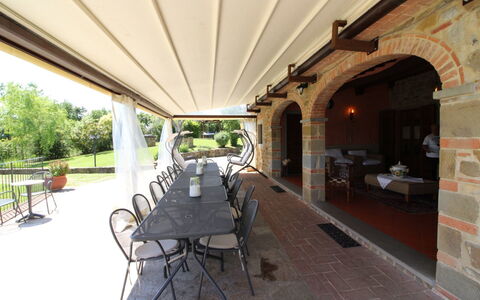 La Quiete: Meubles, Plante, Chaise, Bâtiment, Porche, Fenêtre, Design Intérieur, Ombre, Bois, Arbre