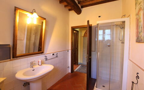 La Quiete: Propriété, Pièce, Salle De Bains, Bâtiment, Design Intérieur, Mur, Maison, Armoire De Toilette, Évier, Immobilier