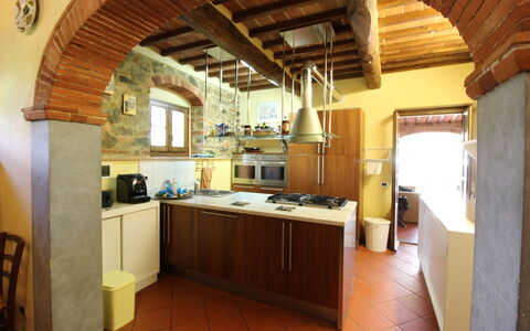 La Quiete: Bâtiment, Propriété, Pièce, Cuisine, Meubles, Design Intérieur, Comptoir, Maison, Plafond, Sol