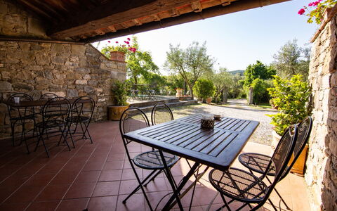 Villa degli Olivi: Table, Plante, Propriété, Meubles, Ciel, Tableau De Plein Air, La Nature, Bois, Bâtiment, Chaise