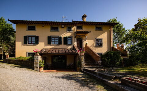 Villa degli Olivi: Plante, Ciel, Bâtiment, Fenêtre, Arbre, Maison, Bois, Chalet, Porte, Zone Résidentielle