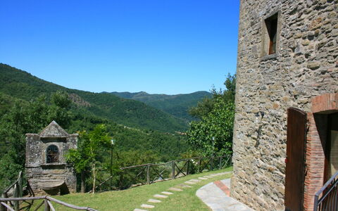 Borgo Antico: Ciel, Plante, Propriété, Bâtiment, Bleu Azur, Montagne, Arbre, Chalet, Paysage, Zone Rurale