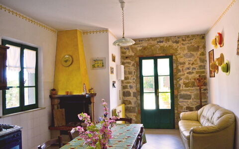 Villa Cantagallo: Pièce, Propriété, Design Intérieur, Bâtiment, Jaune, Salon, Meubles, Maison, Immobilier, Plafond