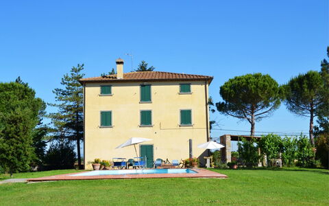 Villa Cantagallo: Ciel, Plante, Bâtiment, Fenêtre, Arbre, Lot Terre, Maison, Herbe, Chalet, Zone Résidentielle
