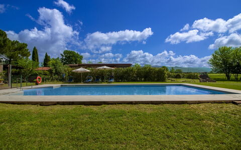 Villa Cantagallo: Piscine, Biens, Jardin, Loisir, Mobilier De Jardin, Hacienda, Pelouse, Villa, Cour, Aménagement Paysager