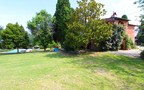 Villa Cecilia: Plante, Ciel, Nuage, Propriété, Arbre, Botanique, Paysage Naturel, Maison, Herbe, Bâtiment
