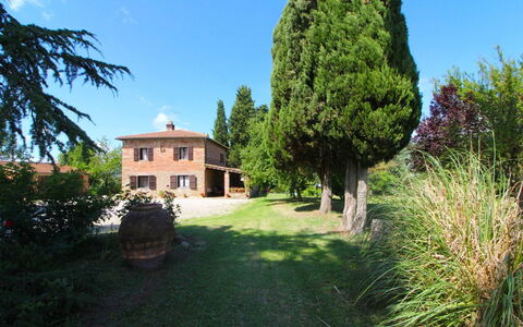 Villa Cecilia: Ciel, Plante, Paysage Naturel, Arbre, Fenêtre, Nuage, Bâtiment, Herbe, Paysage, Immobilier