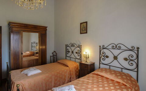 Villa Cecilia: Mur, Chambre, Design Intérieur, Lit, Sol, Literie, Meubles, Cadre De Lit, Drap De Lit, Sol