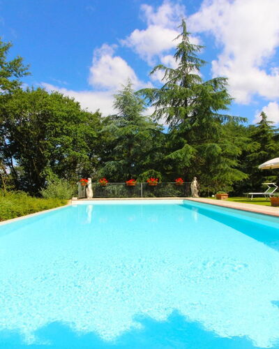 Villa Cecilia: L'Eau, Nuage, Plante, Ciel, Piscine, Arbre, Ombre, Herbe, Paysage Naturel, Loisir