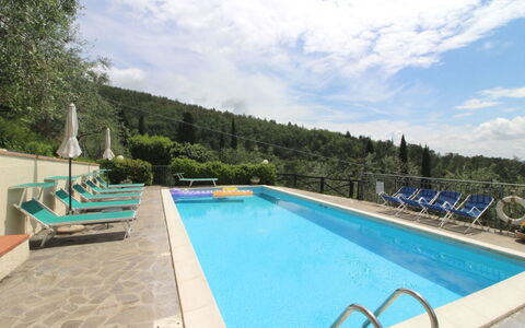 Agriturismo Arcobaleno: L'Eau, Ciel, Nuage, Plante, Piscine, Arbre, Bleu Azur, Chaise, Mobilier De Jardin, Bâtiment