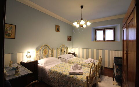 Agriturismo Arcobaleno: Chambre, Lit, Pièce, Meubles, Propriété, Drap De Lit, Design Intérieur, Cadre De Lit, Plafond, Literie