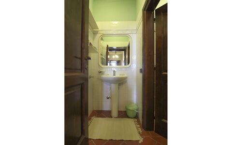 Agriturismo Arcobaleno: Luminaire Plomberie, Sol, Sol, Salle De Bains, Lavabo, Plomberie, Pièce, Évier, Robinet
