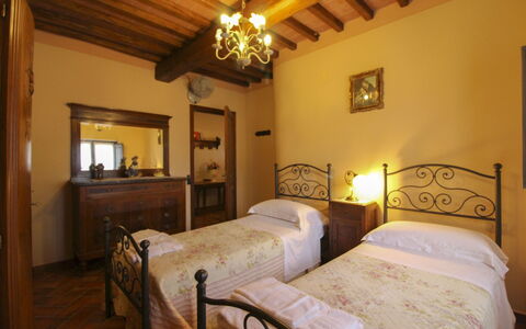 Agriturismo Ca di Vestro: Mur, Design Intérieur, Meubles, Plafond, Chambre, Sol, Sol, Lit, Pièce, Éclairage