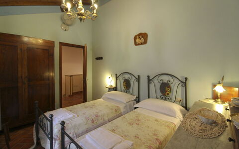 Agriturismo Ca di Vestro: Mur, Design Intérieur, Meubles, Plafond, Chambre, Sol, Lit, Sol, Pièce, Éclairage