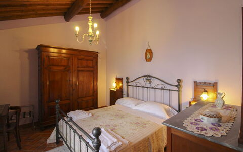 Agriturismo Ca di Vestro: Meubles, Mur, Design Intérieur, Sol, Chambre, Lit, Sol, Plafond, Pièce, Éclairage