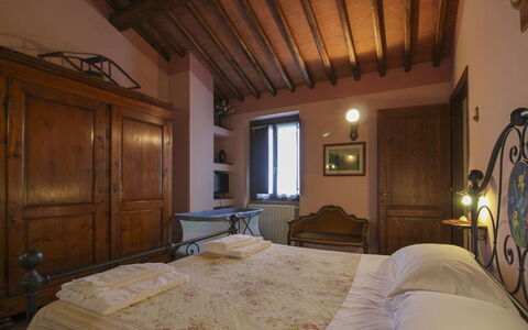 Agriturismo Ca di Vestro: Mur, Chambre, Meubles, Design Intérieur, Lit, Pièce, Cadre De Lit, Plafond, Domicile, Porte