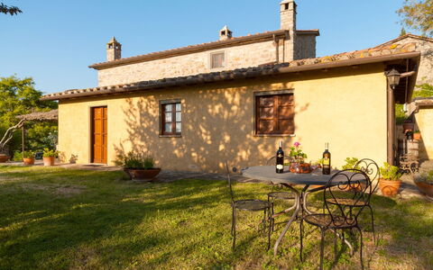 Casa la Primula: Plante, Bâtiment, Propriété, Fenêtre, Ciel, Table, Arbre, Maison, Bois, Lot Terre