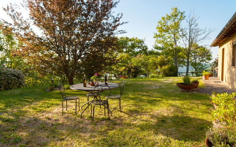 Casa la Primula: Plante, Ciel, Table, Fenêtre, Arbre, Ombre, Paysage Naturel, Lot Terre, Lumière Du Soleil, Bâtiment