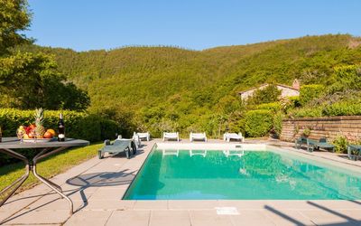 Casa la Primula: L'Eau, Plante, Ciel, Propriété, Meubles, Bâtiment, Piscine, Arbre, Mobilier De Jardin, Herbe