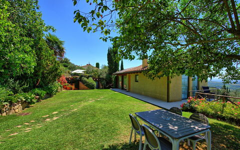 Casa Lucia: Propriété, Immobilier, Maison, Cour, Paysage Naturel, Domicile, Herbe, Jardin, Arbre, Arrière-Cour
