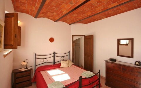 Pienza: Chambre, Lit, Pièce, Meubles, Propriété, Bâtiment, Design Intérieur, Plafond, Drap De Lit, Cadre De Lit