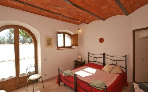 Pienza: Pièce, Chambre, Propriété, Lit, Bâtiment, Meubles, Plafond, Design Intérieur, Maison, Drap De Lit