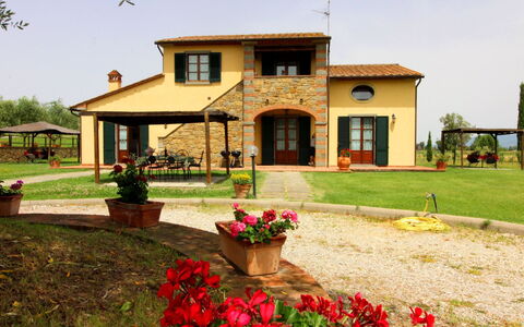 Podere Marcigliano: Fleur, Plante, Ciel, Bâtiment, Fenêtre, Arbre, Maison, Lot Terre, Porte, Herbe