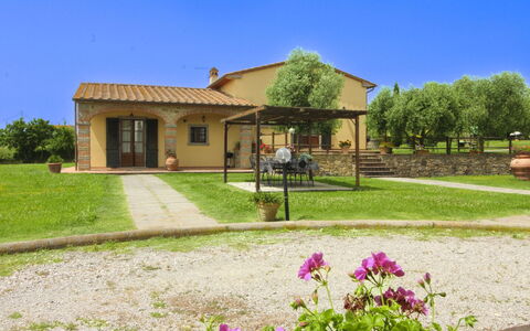 Podere Marcigliano: Jardin, Chalet, Ferme, Ombre, Aménagement Paysager, Biens, Cour, Arrière-Cour, Mur De Pierre, Hacienda
