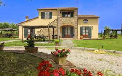 Podere Marcigliano: Jardin, Chalet, Ferme, Ombre, Aménagement Paysager, Biens, Cour, Arrière-Cour, Mur De Pierre, Hacienda
