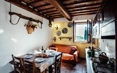 Il Cortile: Pièce, Propriété, Bâtiment, Design Intérieur, Maison, Plafond, Meubles, Table, Immobilier, Domicile