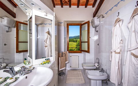 Podere Sant'angelo: Propriété, Salle De Bains, Pièce, Bâtiment, Design Intérieur, Immobilier, Maison, Biens, Architecture, Domicile