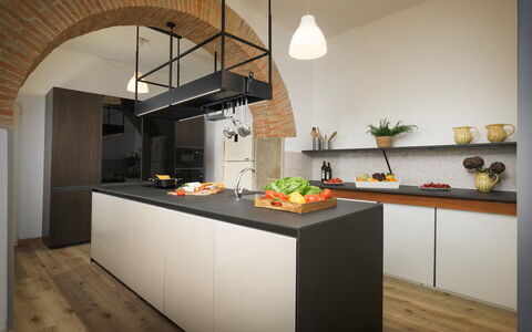 Villa Giare: Cuisine, Design Intérieur, Meubles, Sol, Bois, Comptoir, Luminaire, Appareil De Cuisine, Plafond, Sol