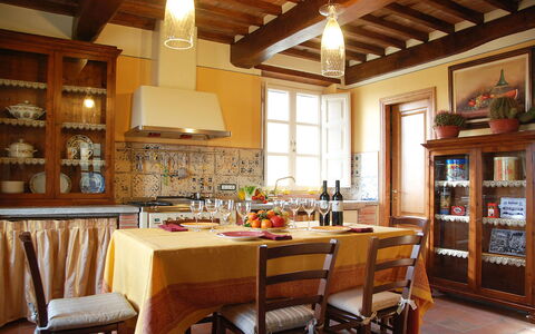 Nel Guasto: Pièce, Bâtiment, Meubles, Propriété, Design Intérieur, Plafond, Cuisine, Salle À Manger, Cabinetry, Comptoir