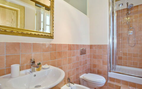 Nel Guasto: Salle De Bains, Propriété, Pièce, Tuile, Robinet, Design Intérieur, Mur, Immobilier, Bâtiment, Maison