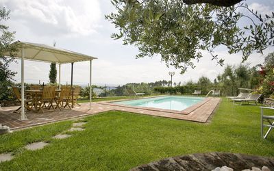 Nel Guasto: Propriété, Arrière-Cour, Herbe, Maison, Piscine, Immobilier, Domicile, Pelouse, Cour, Bâtiment