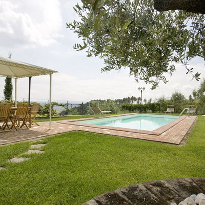 Nel Guasto: Propriété, Arrière-Cour, Herbe, Maison, Piscine, Immobilier, Domicile, Pelouse, Cour, Bâtiment