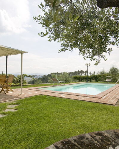 Nel Guasto: Propriété, Arrière-Cour, Herbe, Maison, Piscine, Immobilier, Domicile, Pelouse, Cour, Bâtiment