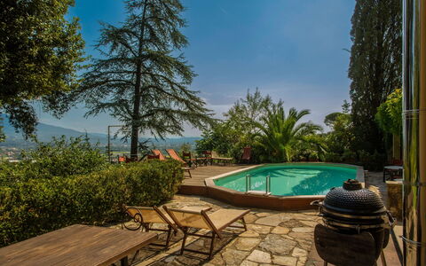 Villa Pedone: L'Eau, Plante, Propriété, Meubles, Ciel, Piscine, Bleu Azur, Table, Chaise, Mobilier De Jardin